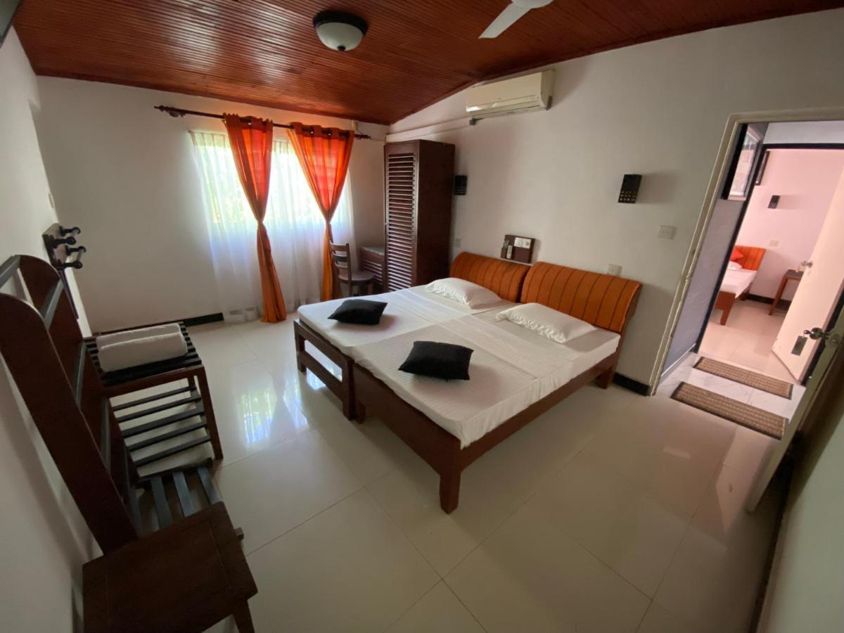 Beach Walk Hotel Unawatuna Extérieur photo