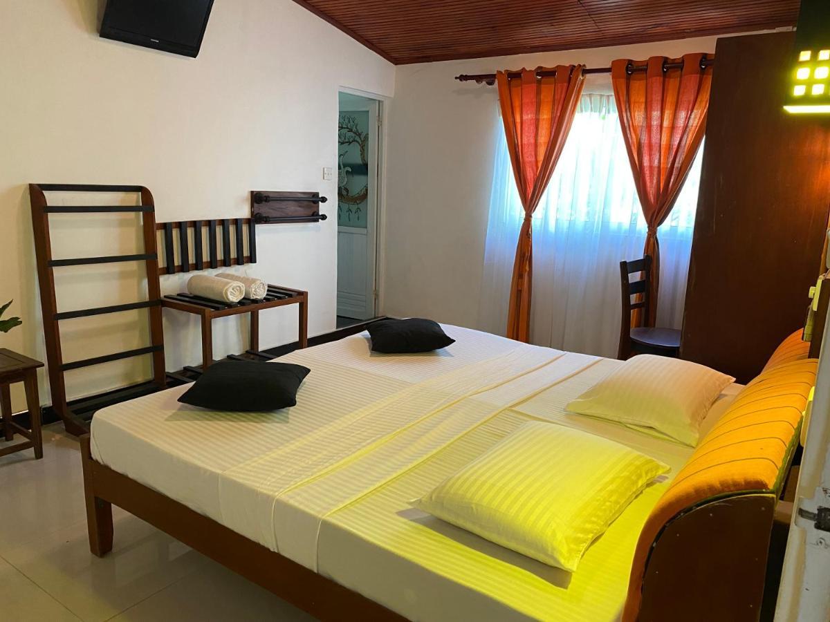 Beach Walk Hotel Unawatuna Extérieur photo
